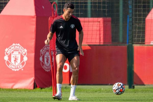 Cristiano Ronaldo menjalani latihan perdana Manchester United (Man United) usai menjalani isolasi lima hari. Ronaldo tampak bahagia kembali ke MU. (foto: Manchester United)