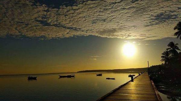 Wisata Koba Dangar merupakan salah satu spot di Kepulauan Aru yang wajib kunjungi untuk menyaksikan keindahan panorama alam di sore hari. (Foto: Twitter)