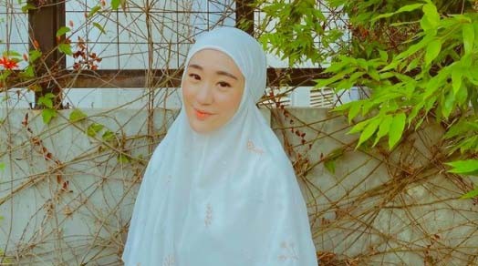 09 Larissa Chou Artis Beragama Islam Ikut Rayakan Natal.