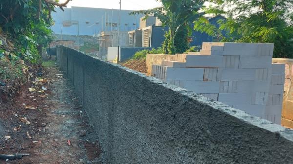 Akses jalan 3 rumah warga yang tinggal di Jalan Pelikan, Ciputat, Tangsel ditembok setinggi dua meter oleh pihak pengembang perumahan (Hambali/MNC Portal)