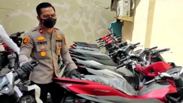 Wakapolres Cirebon Kota Kompol Troy menunjukkan puluhan motor baru hasil kejahatan fidusia yang dilakukan tersangka. (Foto: iNews/MIFTAHUDIN)