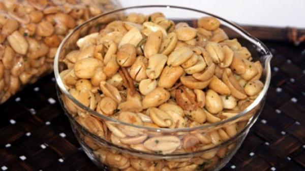 Masyarakat Lampung Barat biasa menjadikan kacang tojin sebagai cemilan minum kopi atau santai. (Foto: Istimewa)