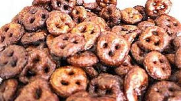 Kue chukcuk memiliki ciri khas berbentuk bulat dengan 3 lubang di tengah. Salah satu cemilan yang mudah dibawa kemana-mana. (Foto: Istimewa)