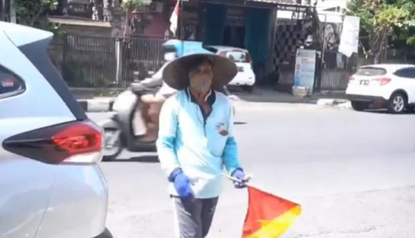 Nengah Budiasa viral dengan masker batok kelapa. (Foto: iNews/Indira Arri)