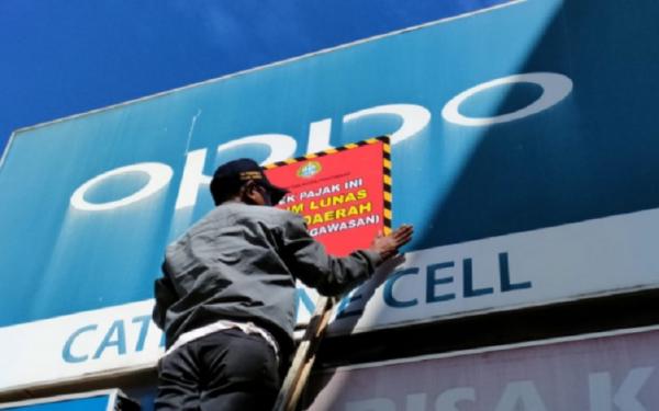 Papan reklame tak bayar pajak di Pontianak ditertibkan. (Foto: Antara)