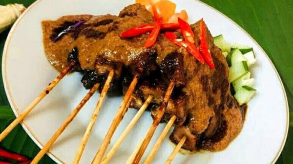 Sate tuhuk asal Kota Liwa ini menggunakan ikan dengan campuran kuah kacang serta tambahan acar sebagai pelengkap. (Foto: Istimewa)