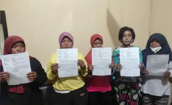 Emak-emak pemulung2 Emak-emak pemulung viral menjarah rumah warga diminta membuat surat pernyataan di kantor polisi. (Foto: iNews/Andhy Eba)