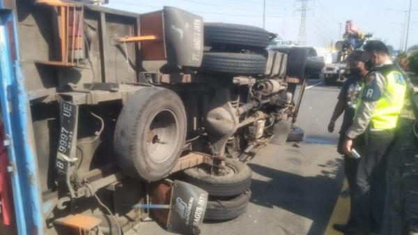 Kecelakaan terjadi di samping Gerbang Tol (GT) Meruya  Selatan 2, tepatnya KM 10+000 menuju arah Meruya, Jumat (10/9/2021). (Foto: TMC Polda Metro Jaya)