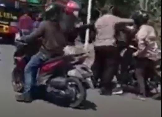 Tangkapan layar oknum perwira polisi di Ponorogo memukul mahasiswa. (Foto: MNC Portal/Ahmad Subekhi)