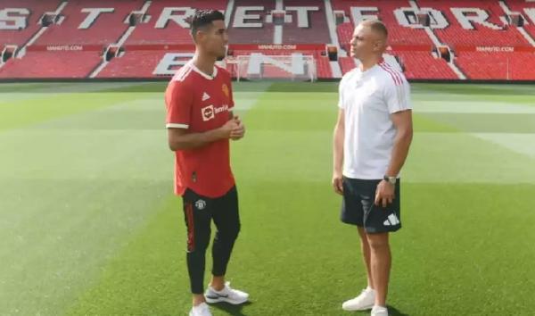Ronaldo di Old Trafford Cristiano Ronaldo untuk pertama kali menginjakan kakinya di Old Trafford setelah kembali ke Manchester United. Dia bertekad ingin mengulang kembali kejayaan. (foto: Manchester United)
