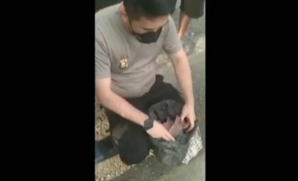 uang kakek Uang Rp15 juta di kantong plastik milik sang kakek.