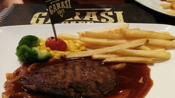 Garasi Cafe Cirebon Salah satu menu di Garasi Cafe Cirebon (Foto: Instagram/joetykaliya1425)