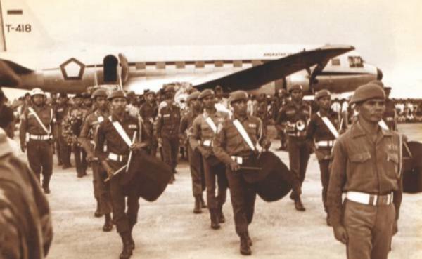 Jenazah Usman-Harun Jenazah Serda KKO Usman dan Kopral KKO Harun saat tiba di Tanah Air. (Foto: Ist)