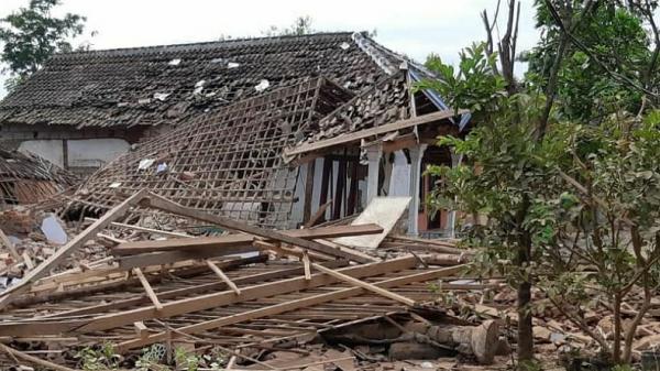 Rumah warga yang rusak berantakan akibat ledakan di Pasuruan yang menewaskan dua orang. (Foto: Istimewa)