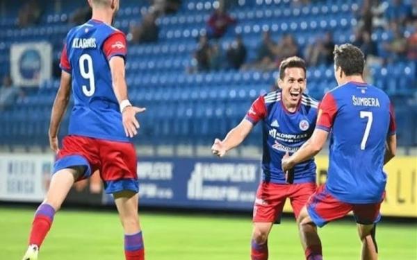 Egy Maulana Vikri berselebrasi FK Senica Egy Maulana Vikri (tengah) berselebrasi seusai FK Senica mencetak gol ke gawang FK Pohronie dalam laga Liga Slovakia di Stadion OMS Arena, Sabtu (11/9/2021). (Foto: Youtube)