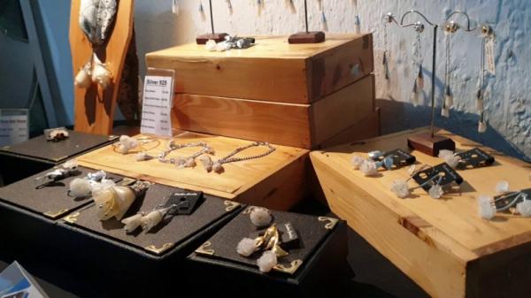 Kerajinan tangan dari limbah sisik ikan di Manado yang bisa merup omzet puluhan juta rupiah (Subhan Sabu/MNC Portal)