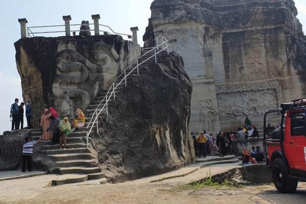 tebing breksi Sejumlah wisatawan menikmati keindahan Tebing Breksi di Prambanan, Sleman. (Foto: istimewa)