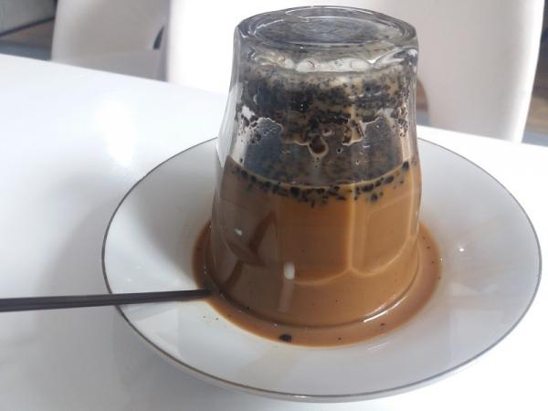 Kopi tubruk yang disajikan terbalik atau tebalek salah satu makanan khas Meulaboh. (Foto: ist)