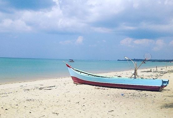 Pantai Tanjung Ular menjadi salah satu destinasi wisata atau tempat wisata di Muntok, Bangka Barat. (Foto: ist)