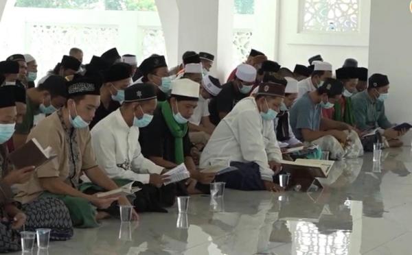Warga binaan dan petugas Lapas Kelas I Tangerang, Banten menggelar doa bersama dan tabur bunga di Blok C2 yang menjadi lokasi kebakaran pada Rabu (8/9/2021). (Foto: MPI/Isty Maulidya)