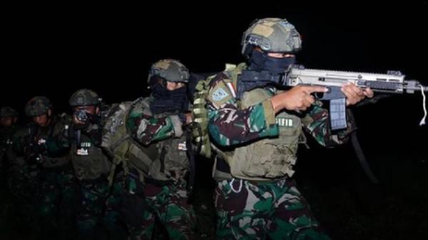 Prajurit Yontaifib 2 Mar Pasmar 2 Korps Marinir melaksanakan terjun tempur di Desa Banyuputih, Jawa Timur, Senin (13/9/2021) dini hari. (Foto: Dok. TNI AL).
