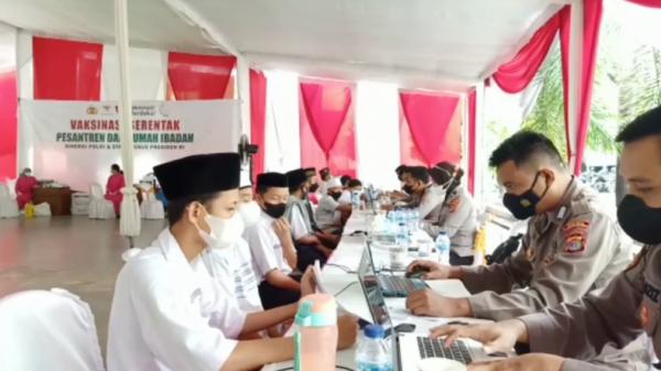 Ribuan santri di Jati Agung, Lampung Selatan mengikuti vaksinasi Covid-19 (Heri Fulistiawan/MNC Portal)