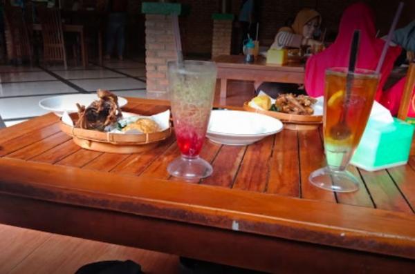 Bebek Goreng H Slamet salah satu lokasi favorit warga sebagai tempat makan di Bantargebang, Bekasi. (Foto: ist)