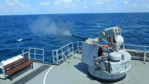 KRI Malahayati membombardir kapal musuh di Laut Jawa. (Foto: Dok. TNI AL).