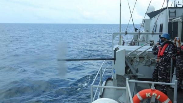 KRI Malahayati membombardir kapal musuh di Laut Jawa. (Foto: Dok. TNI AL).