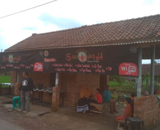 Warung Seuhah salah satu tempat makan di Banjarwangi Garut paling populer. (Foto: Instagram)