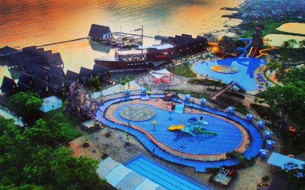 Wisata kolam renang di Cirebon, Waterland Ade Irma Suryani (Foto: Instagram/ cirebon_waterlandofficial)