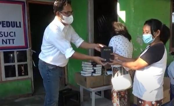 Gerkindo NTT memberikan bantuan Alkitab kepada jemaat gereja di Kabupaten Kupang. (Foto: MNC Portal/Emanuel Kau Suni)