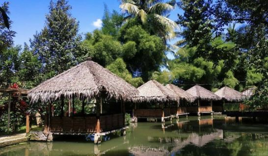 Tempat makan di Banjarnegara dengan pemandangan asri yakni Saung Bu Mansur. (Foto: Instagram)