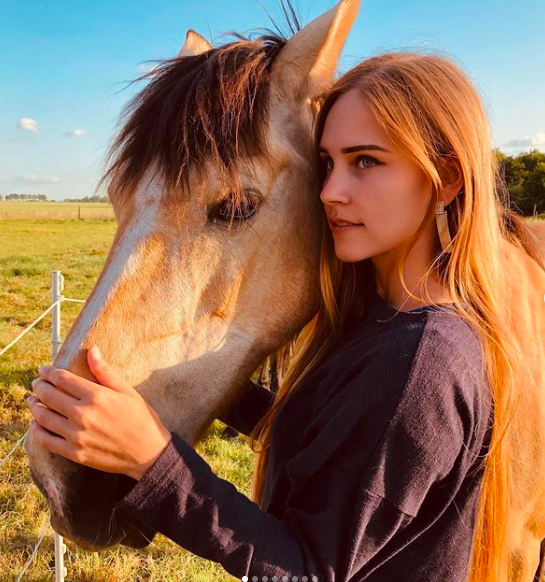 Screen Shot 2021 09 15 At 10 38 07 Model cantik asal Prancis ini mencuri perhatian netizen karena menikahi pria Aceh. (Foto: Instagram)