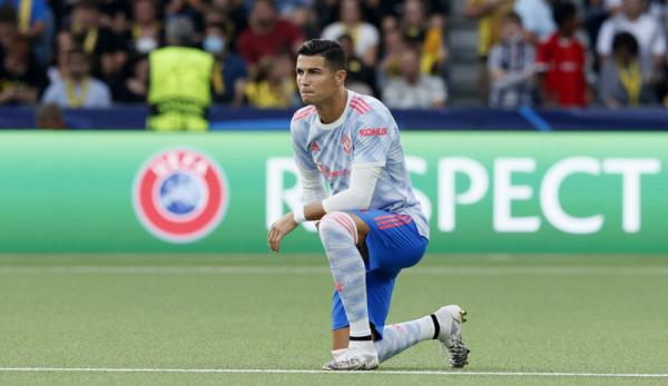 Cristiano Ronaldo 6 Striker Manchester United Cristiano Ronaldo berlutut jelang laga kontra Young Boys di Liga Champions (Foto:  REUTERS/Denis Balibouse)