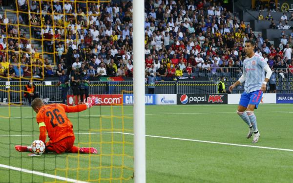 Bintang Manchester United, Cristiano Ronaldo membobol gawang Young Boys yang dijaga David von Ballmoos dalam laga Liga Champions 2021/2022 di Stadion Wankdorf, Selasa (14/9/2021). (Foto: REUTERS/Denis Balibouse)