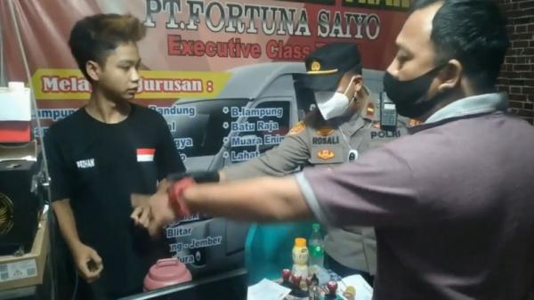 Kantor usaha jasa angkutan travel di Bandarlampung digerebek polisi karena membuat dan menjual surat hasil rapid antigen palsu (Andres Afandi/MNC Portal)