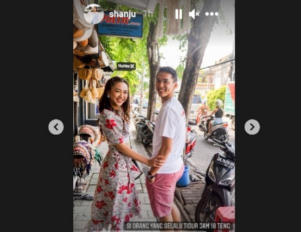 foto kemesraan Shanju dan Jonatan Christie saat jalan-jalan. (foto: Instagram/Shanju).