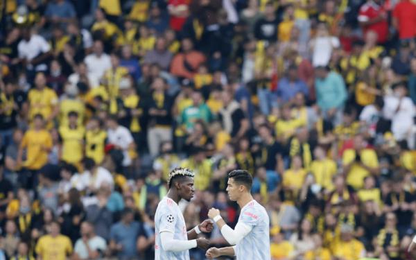 Paul Pogba dan Cristiano Ronaldo di Liga Champions Dua pilar Man United, Paul Pogba dan Cristiano Ronaldo melakukan fist bump sebelum melawan Young Boys dalam ajang Liga Champions 2021/2022 di Stadion Wankdorf, Selasa (14/9/2021). (Foto: REUTERS/Denis Balibouse)
