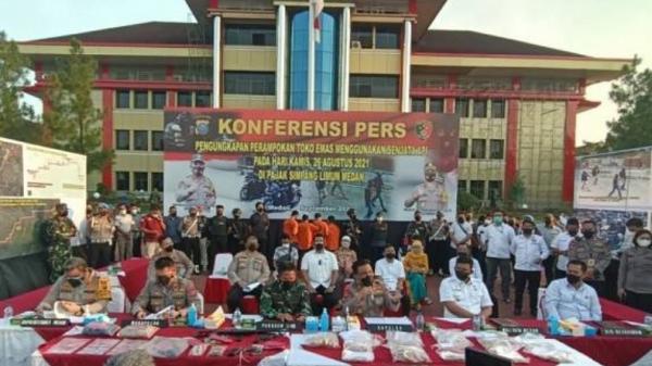 Polda sumut Polda Sumut saat ekspos kasus perampokan dua toko emas di Pasar Simpang Limun, Kota Meda. (Foto: Istimewa)