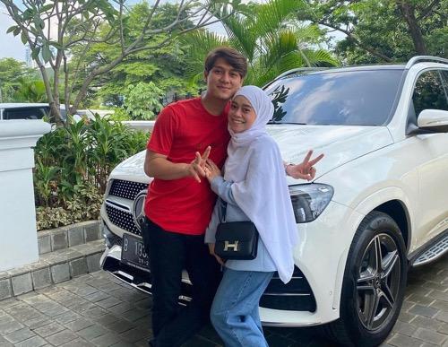 Rizky Billar dan Lesty Kejora di depan mobil mewah BMW hadiah sang aktor. (Foto: IG)
