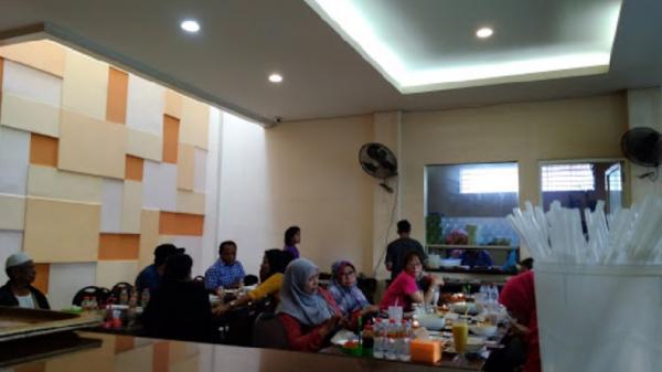 Rumah Makan Dedes di Teluk Ambon Rumah Makan Dedes di Teluk Ambon. (Foto: Istimewa).