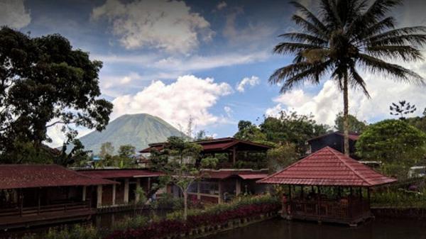 Tempat makan di Tomohon, Okoy Flower Garden. (foto: ist)