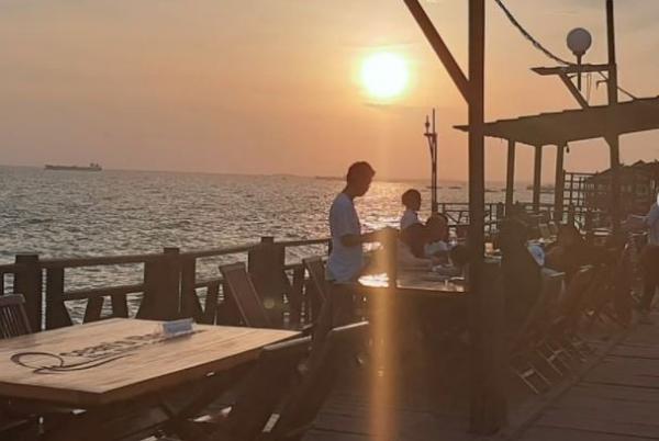 Ocean Resto Balikpapan dengan pemandangan lautnya yang menawan. (Foto: Instagram)
