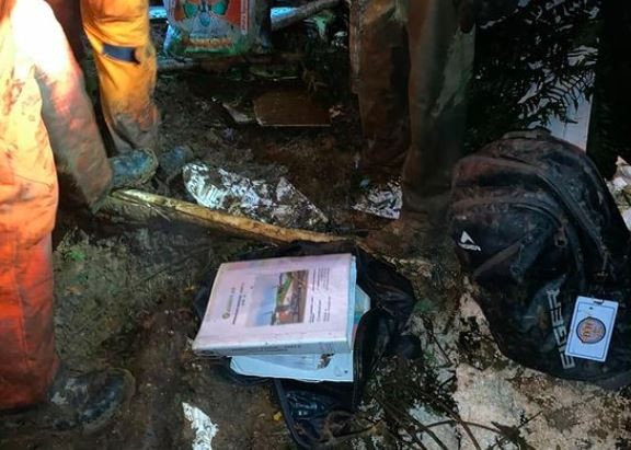 Aparat gabungan TNI-Polri mengamankan dokumen pesawat Rimbun Air yang jatuh di Intan Jaya. (Foto: Penkostrad)