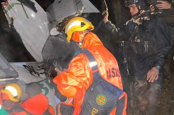 Aparat gabungan saat berupaya mengevakuasi tiga jenazah kru yang masih berada di dalam pesawat Rimbun Air di Intan Jaya. (Foto: Penkostrad)