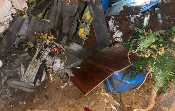 Sebagian bangkai pesawat Rimbun Air yang jatuh di pegunungan Intan Jaya hancur. (Foto: Penkostrad)