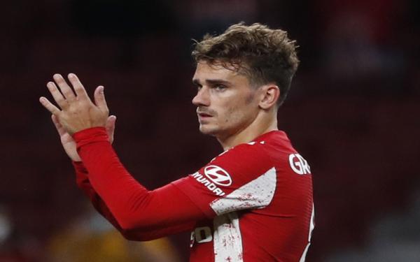 Antoine Griezmann Striker Atletico Madrid, Antoine Griezmann bertepuk tangan untuk fans yang datang mendukung timnya kala melawan FC Porto dalam ajang Liga Champions 2021/2022 di Stadion Wanda Metropolitano, Kamis (16/9/2021). (Foto: REUTERS/Susana Vera)