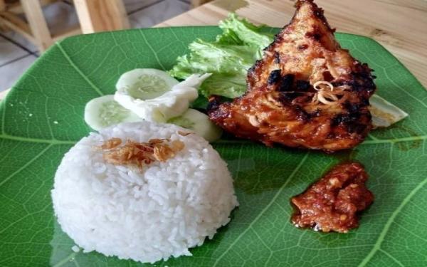 Ayam Bakar Sakinah siap memanjakan lidah siapapun yang melintasi Jalintim (Foto: Instagram/@makanbarengdugong)