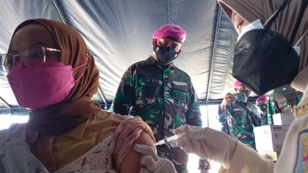 Danbrigif 4 Marinir Bs Lampung, Kolonel Mar. Nawawi saat meninjau vaksinasi Covid-19 (Andres Afandi/MNC Portal)